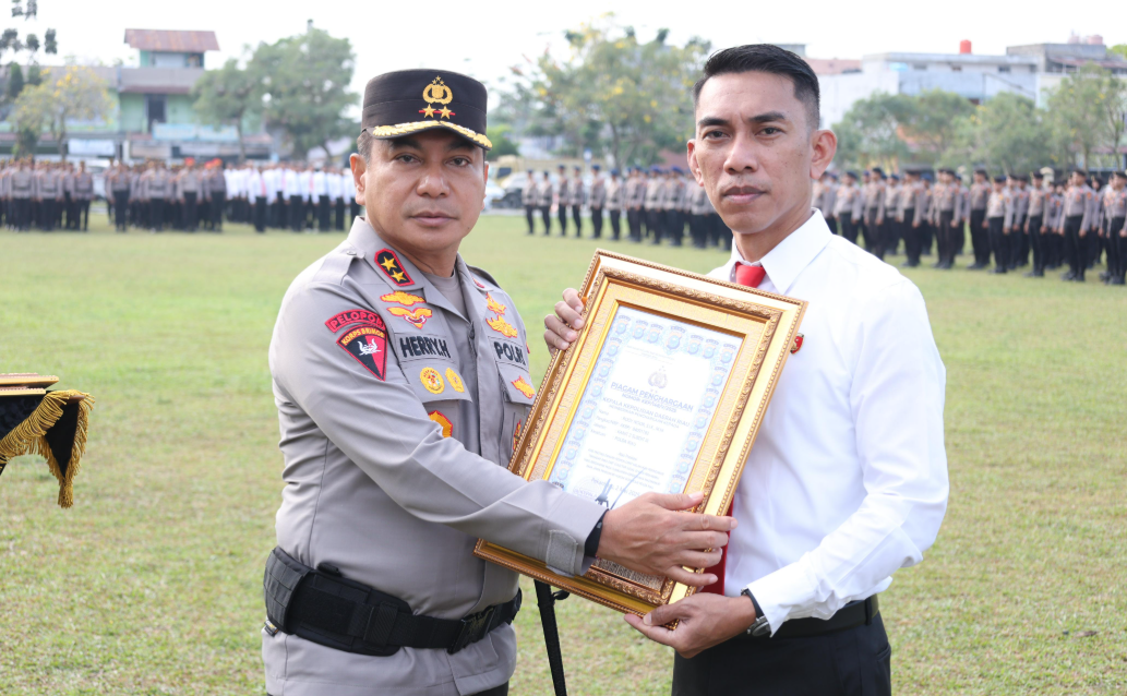 Kapolda Riau Pimpin Upacara Kenaikan Pangkat dan Pemberian Penghargaan Personel Berprestasi 